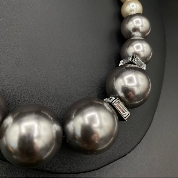 Chunky Graduated Faux Pearl Beaded Necklace in Cream and Gunmetal Grey Rolo - Picture 3 of 11